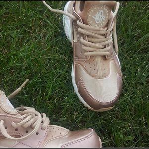 Rose gold Nike Huarache size 6 women’s